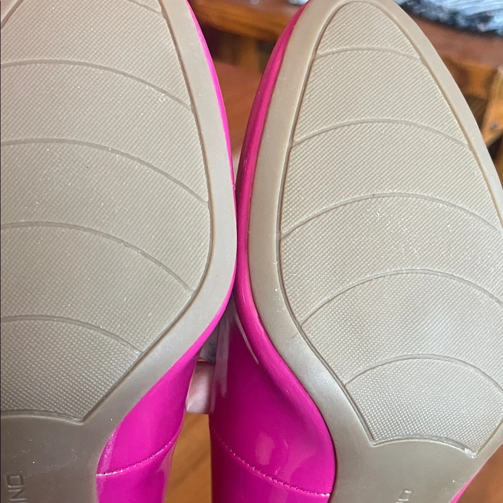 Like new Bandolino Fuchsia Heels - Picture 11 of 12